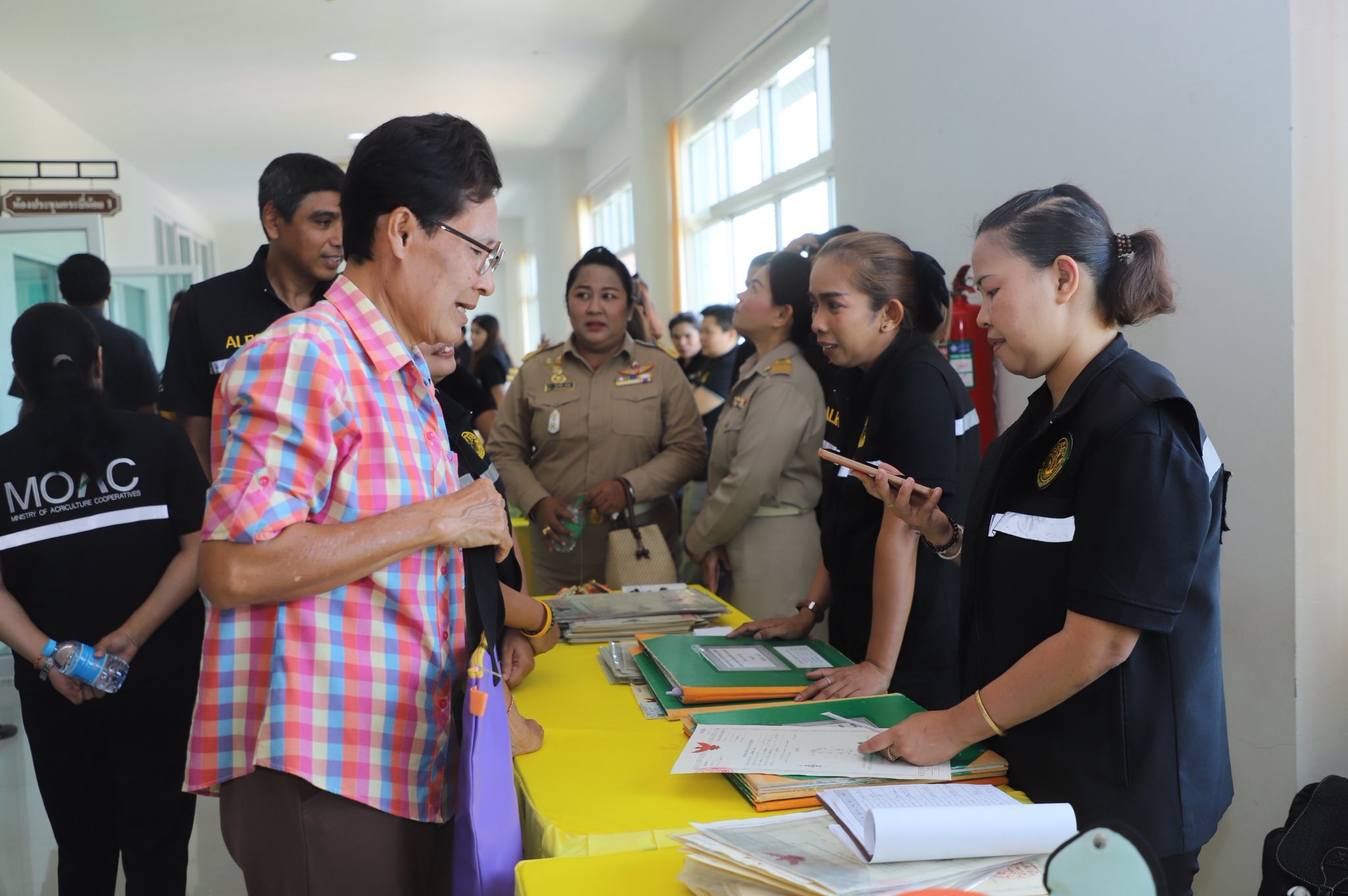 title - รมช.เกษตรฯ มอบโฉนดเพื่อการเกษตร โฉนดต้นไม้ ยกระดับที่ดินทำกินในกระบี่ หนุนเกษตรกรเข้าถึงแหล่งทุน